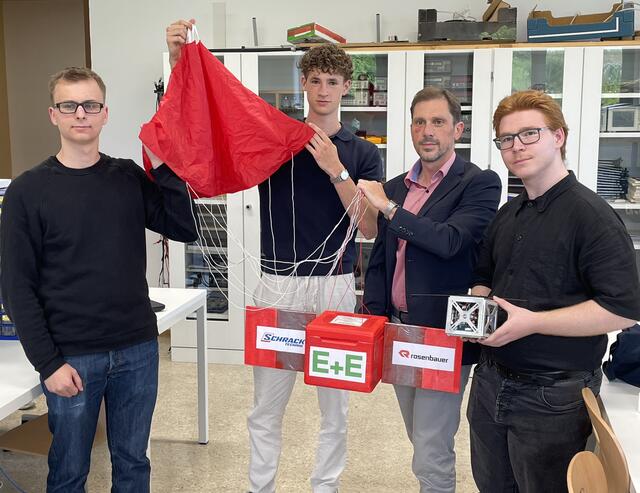 Von links: Jakob Schaumberger, Frederik Wögerbauer und Laurin Lintner präsentieren gemeinsam mit Professor Matthias Kurz das „Herz“ des Satelliten. Der viert Schüler des Projektteams, Manuel Nöbauer, war leider verhindert. | Foto: BRS