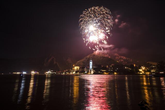 Während der „Wachauer Sommersonnenwende“ leuchtet auch die Donau in den schönsten Feuerwerksfarben | Foto: Niederösterreich Werbung/Robert Herbst