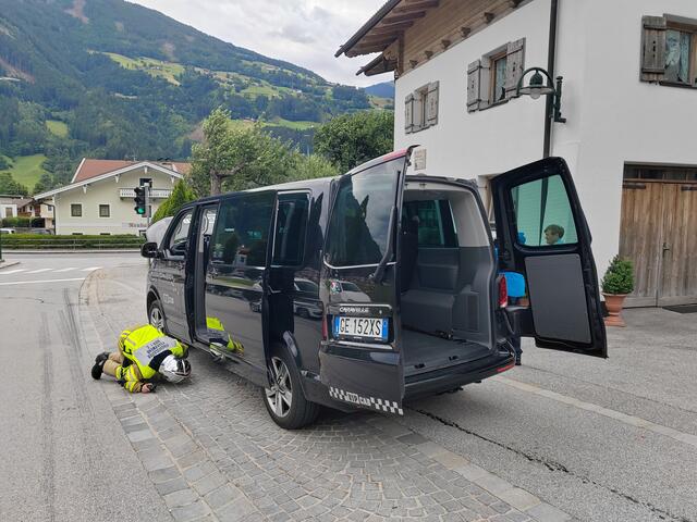 Ein Kleinbus geriet in Ried im Zillertal in Brand. Ein Nachbar konnten den Brand rasch löschen. | Foto: Zoom Tirol