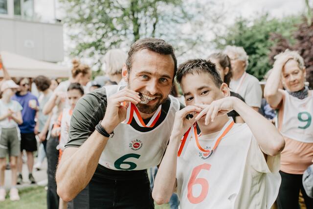 Axams-Bürgermeister Thomas Suitner und sein Laufbuddy Hasan freuten sich über ihre Medaillen. | Foto: slw/Maria Hörhager