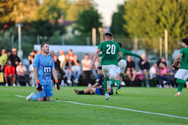 Jubelsturm in Richtung Landesliga: Hörschings Kicker setzten sich im Duell gegen Katsdorf in Summe mit zwei Siegen und einem Gesamtscore von 4:1 durch. | Foto: Reischl