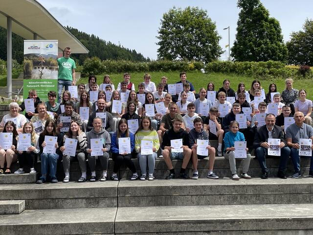 Die Schüler und Schülerinnen in Passail erhielten für ihre Arbeiten Urkunden. | Foto: RegionalmedienSteiermark/Hofmüller