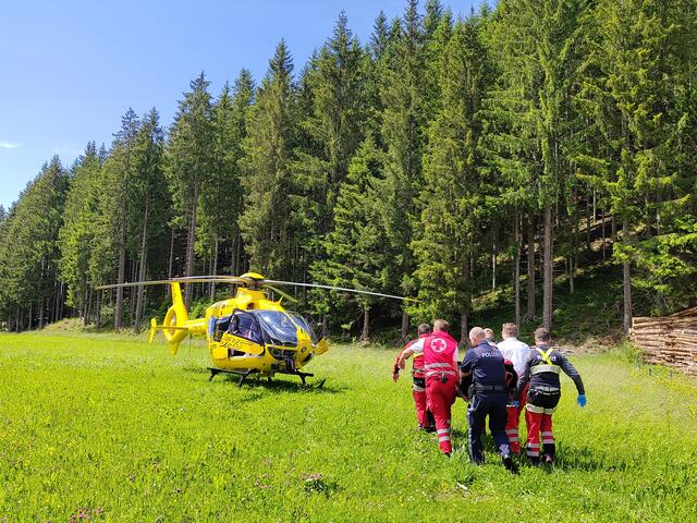 Einsatz des Rettungshubschraubers bei einem Verkehrsunfall in Hainzenberg. | Foto: Zoom Tirol