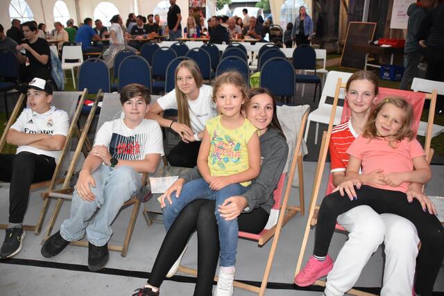 Beim Public Viewing in Hannersdorf geht es gemütlich zu. | Foto: Michael Strini