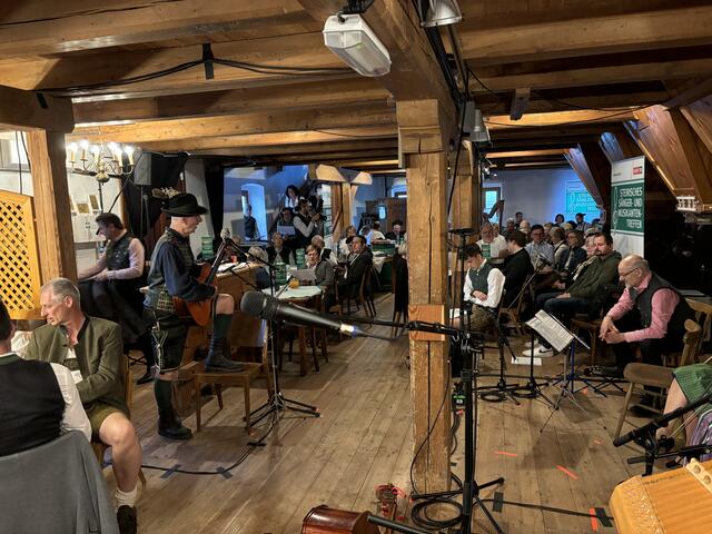 Bernhard Brandl begleitete das gemeinsame Singen auf der Gitarre. | Foto: Laura Jung