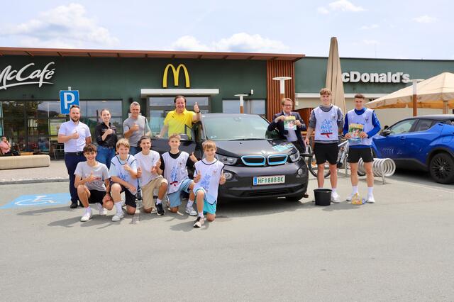 Thomas Klug (gelbes T-Shirt) reinigte mit prominenter Unterstützung die Windschutzscheiben der Hartberger McDrive-Gäste. | Foto: Alfred Mayer