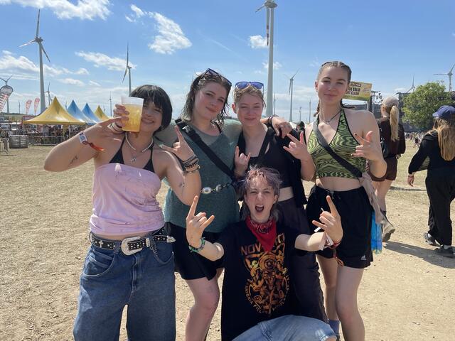 Windig und heiß ist es heute am Nova Rock. Aber die Gäste sind bester Laune | Foto: Victoria Nagy