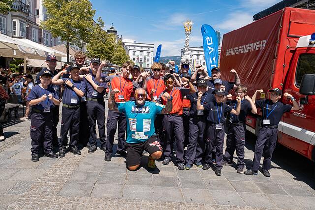 Highlight des Tages: Ein spektakulärer Rekordversuch von "The Rock" gemeinsam mit der Feuerwehrjugend. | Foto: Klaus Weingartner