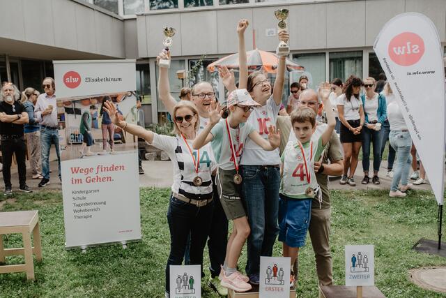 Beim Inklusionslauf zum Elisabethinum-Jubiläum war was los –und Bischof Hermann war mittendrin. | Foto: slw/Maria Hörhager