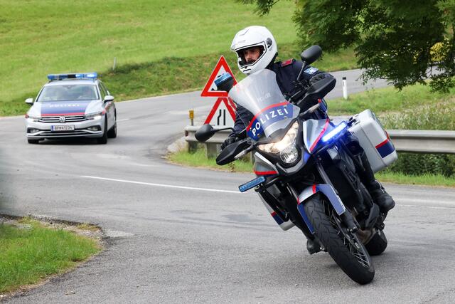 Symbolfoto: Da er die Fahrbahnmitte mehrmals in Schlangenlinien überfahren hat, wurde er von einem dahinter fahrenden Motorradpolizisten angehalten. | Foto: FOTOKERSCHI.AT/Hannes Draxler