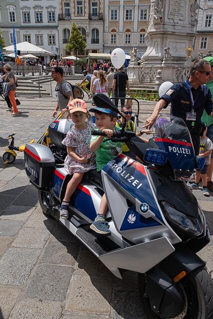 Tausende Besucherinnen und Besucher konnten am Samstag die Einsatzkräfte samt Ausrüstung und Fuhrpark aus nächster Nähe erleben. | Foto: Klaus Weingartner