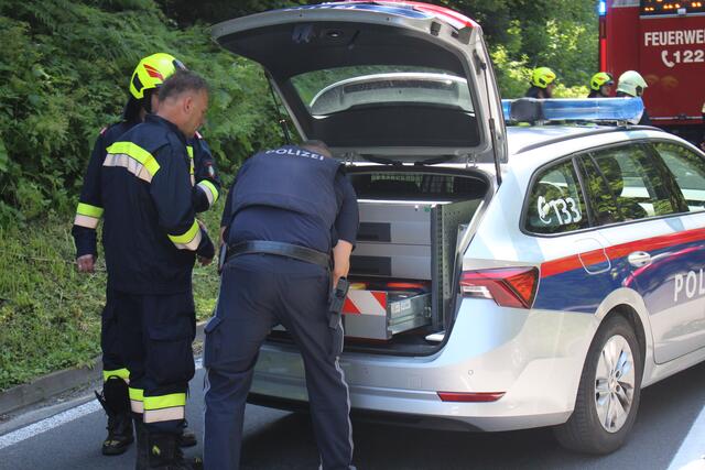 Die Polizei musste die Straße rund eine Stunde lang sperren. | Foto: Patrick Marcher