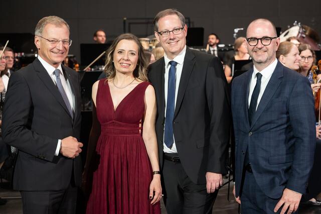 Von links: Landeshauptmann Thomas Stelzer, Lale Koch, Rektor Stefan Koch und Stadtrat Dietmar Prammer.