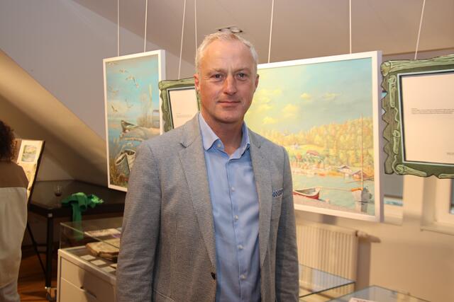 Museums-Obmann Günter Lechner vor Werken des Künstlers.