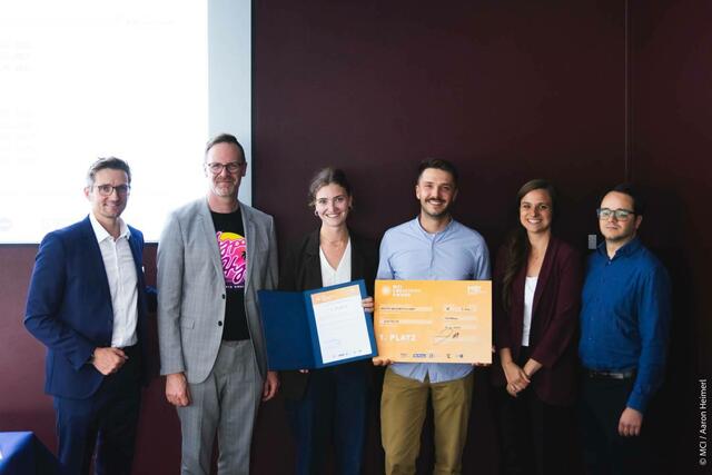 Platz 1 VINtech: v.l.n.r.: Michael Kraxner (MCI), Michael Mairhofer (IV Tirol), Hannah Erdmann, Stephan Behrendt, Lisa Spöck (Startup.Tirol) und Johannes Waldner (MCI) | Foto: MCI / Aaron Heimerl