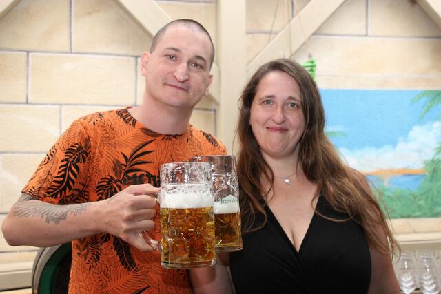 Anstoßen aufs Nest: Günther und Bettina. | Foto: Eckhart Herbe