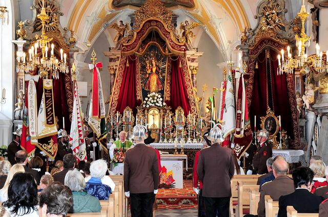Die Messe fand nicht auf einer nassen Wiese, sondern in der Pfarrkirche statt. | Foto: Hassl