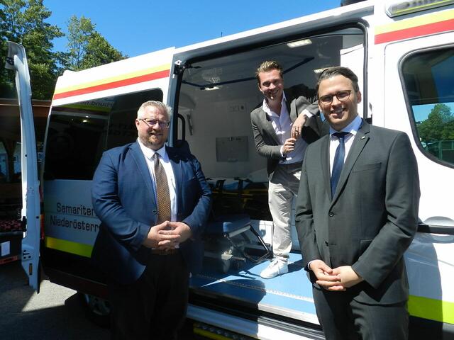 Bgm Michael Göschelbauer, Mag Maximilian Kargl ( waren von der Funkion des neuen  Wagen begeistern)