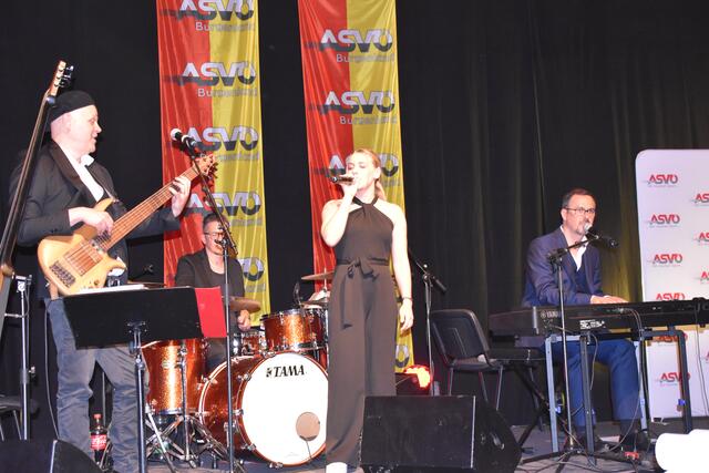 Lisa Fuhrmann beeindruckte gesanglich als Begleitung vom ftm-Trio. | Foto: Michael Strini