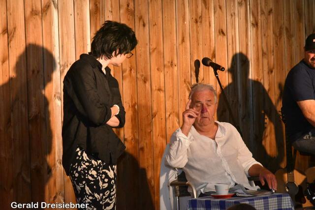 Anita Orel mit Tino Kulmer beim 1. Sketch | Foto: Gerald Dreisiebner