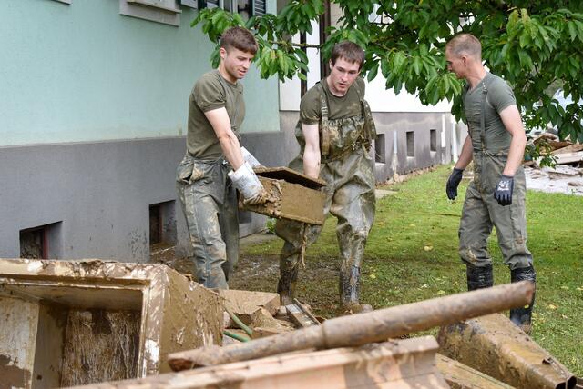 Bei den Aufräumarbeiten waren weit über 250 Soldatinnen und Soldaten im Einsatz. | Foto: Jägerbataillon 19/Schabhüttl