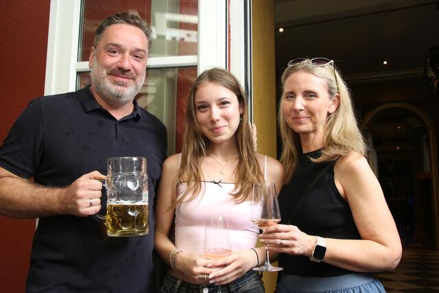 Bürgermeister Andreas Derntl mit Gatti und Tochter stießen auf das neue Lokal an. | Foto: Eckhart Herbe