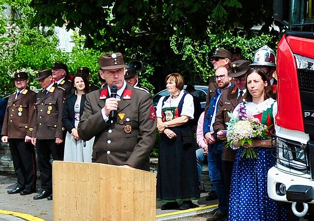Bgm. Hansjörg Peer – selbst im Rang eines Löschmeisters – bedankte sich bei allen, die zur Finanzierung beigetragen haben. | Foto: Hassl
