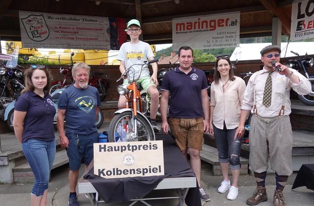 Alexander Lechner aus Fohnsdorf jubelte: er hat den Hauptpreis beim „Kolbenspiel Kobenz" gewonnen und ist  jetzt stolzer Besitzer einer Puch Maxi.