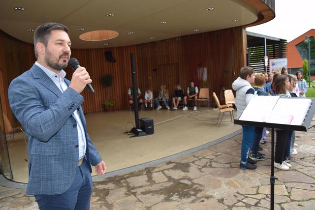 Obmann des Bildung und Brauchtumausschusses Robert Sackl hieß die Gäste im Robert Fuchs Park herzlich willkommen  | Foto: Josef Strohmeier