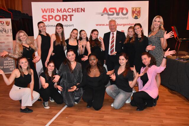 Der ASVÖ Burgenland feierte 75 Jahre - der Verein dance2gether begleitete die Gala mit einigen Showdance-Einlagen. Das gefiel auch dem wiedergewählten Präsidenten Robert Zsifkovits. | Foto: Michael Strini