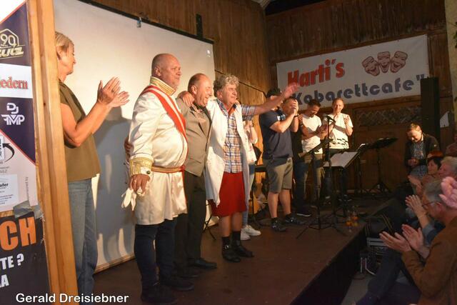 Toppenten Applaus gab es zum Schluss der Vorstellung.   | Foto: Gerald Dreisiebner