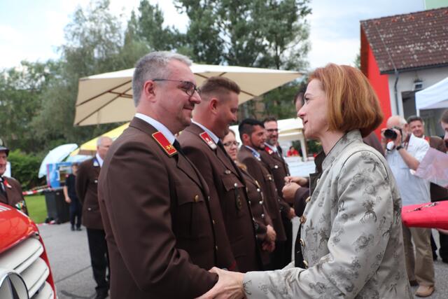 LR Simone Schmiedtbauer zeichnete OBI Hubert Arzberger (39) mit der Steirischen Katastrophenhilfe-Medaille aus. Arzberger ist seit 1998 bei der Feuerwehr Fernitz, seit 2022 Kommandanten-Stellvertreter. Als das Schöne an der Feuerwehr bezeichnete Arzberger die Kameradschaft und die Hilfe für Mitmenschen in Notsituationen.  | Foto: Edith Ertl