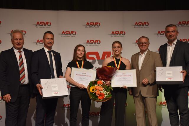 Ehrung Anna und Lisa Fuhrmann | Foto: Michael Strini