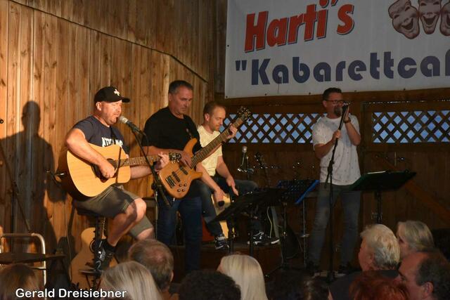 Die Musikgruppe 4-G`spann gab "Austro Pop" vom feinsten von sich.  | Foto: Gerald Dreisiebner
