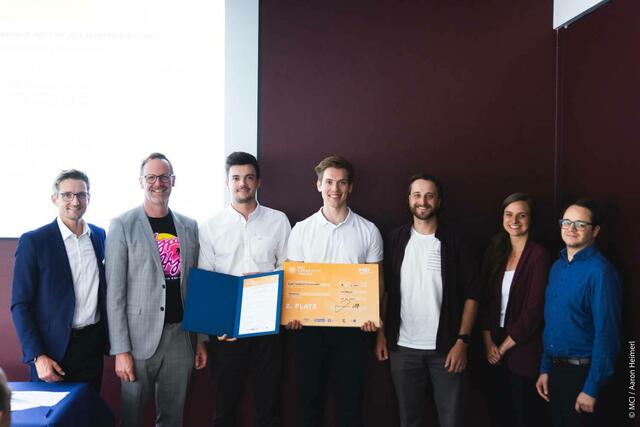Platz 2 Drinkon: v.l.n.r.: Michael Kraxner (MCI), Michael Mairhofer (IV Tirol), Lukas Kuprian, Lukas Köchl, Andreas Lechner, Lisa Spöck (Startup.Tirol) und Johannes Waldner (MCI) | Foto: MCI / Aaron Heimerl