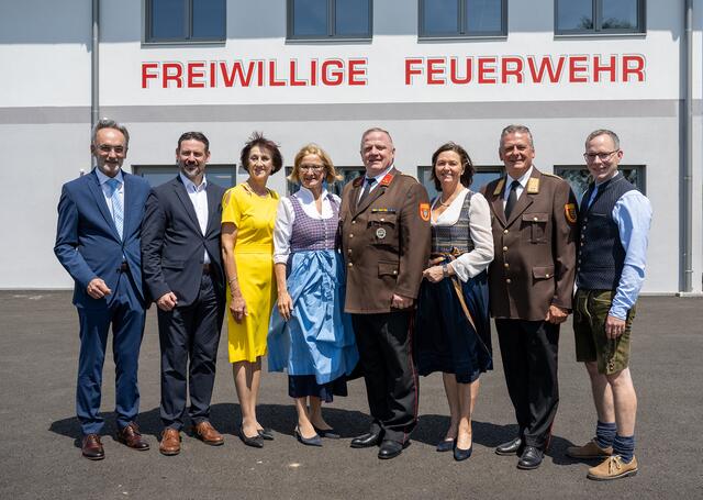 Vor dem neuen Feuerwehrhaus v.l.n.r.: Bezirkshauptmann Josef Kronister, Nationalratsabgeordneter Fritz Ofenauer, Bürgermeisterin  Brigitte Thallauer, Landeshauptfrau Johanna Mikl-Leitner, Feuerwehrkommandant Walter Diesmayr, Landtagsabgeordnete Doris Schmidl, Landesfeuerwehrkommandant Dietmar Fahrafellner und Vizebürgermeister Reinhard Rausch (v.l.) | Foto: NLK Pfeffer
