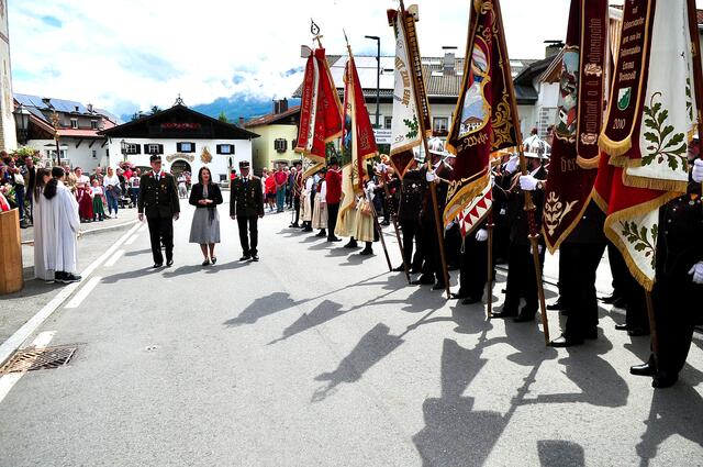 Das Abschreiten der Front gehört zu jedem Festakt – auch bei der Feuerwehr. LR Astrid Mair, Bgm. Hansjörg Peer und Bez.-Kdt. Thomas Reiner waren unterwegs. | Foto: Hassl