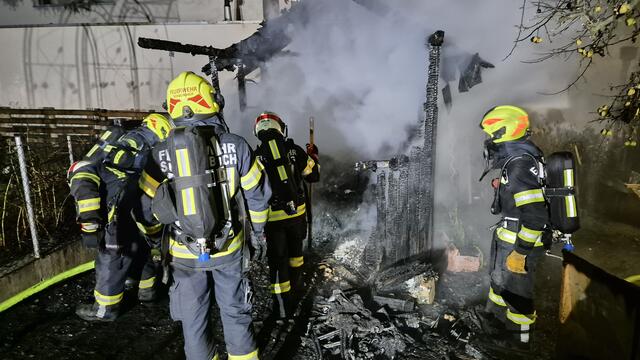 Die Gartenhütte brantte komplett nieder. | Foto: FF Schweinbach