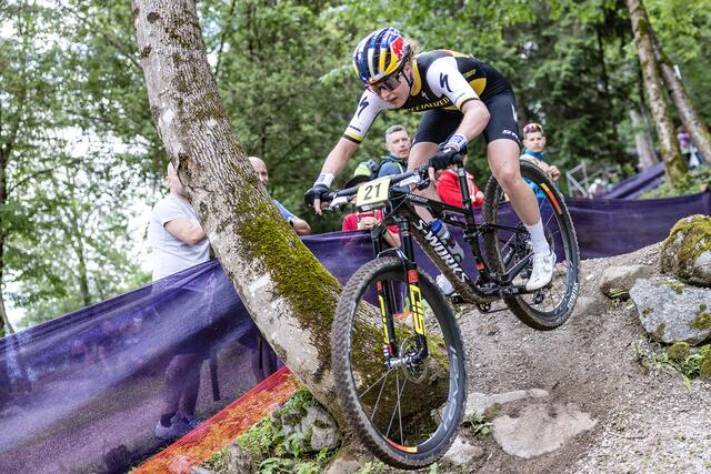 Laura Stigger fuhrt mit Rang 6 im Cross Country von Val di Sole ein weiteres Top-Ergebnis ein. | Foto: Ernst Lorenzi