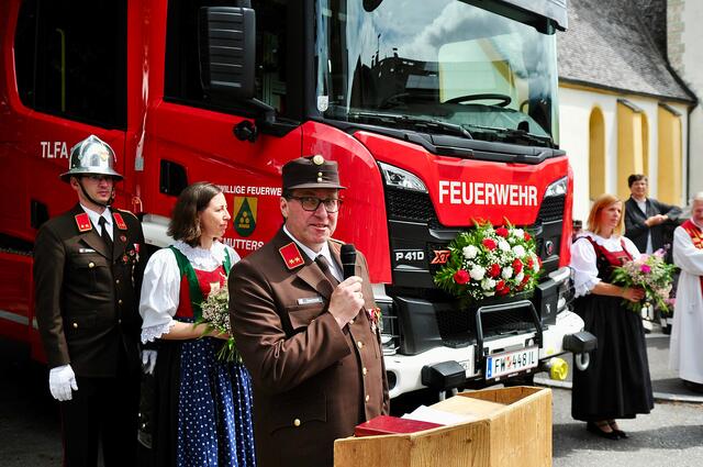 FF Mutters-Kommandant Martin Tanzer freute sich mit seiner Mannschaft über die Neuanschaffung. | Foto: Hassl