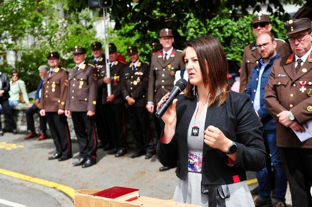Sicherheits-Landesrätin Astrid Mair gratulierte der Feuerwehr Mutters zum neuen "Tanker". | Foto: Hassl