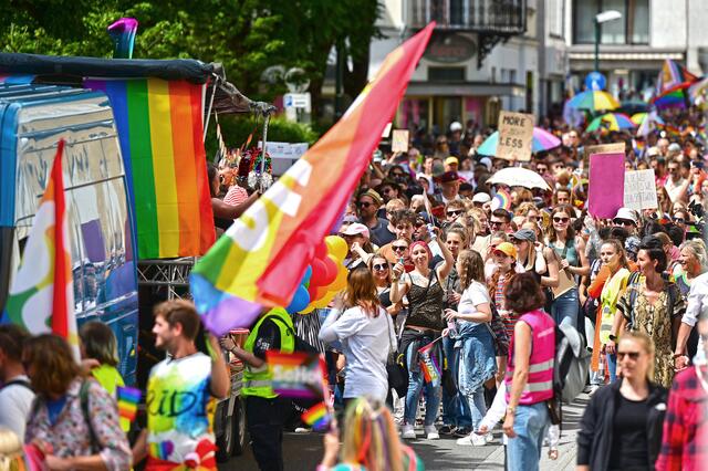 Die Bad Ischler Innenstadt wurde zum Schauplatz der der Pride-Parade. | Foto: Wolfgang Spitzbart