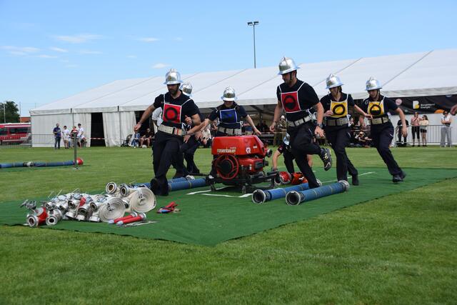 Sportlich wurde es für die Feuerwehren bei den Bezirkswettkämpfen in Zagersdorf.  | Foto: Günter Prünner