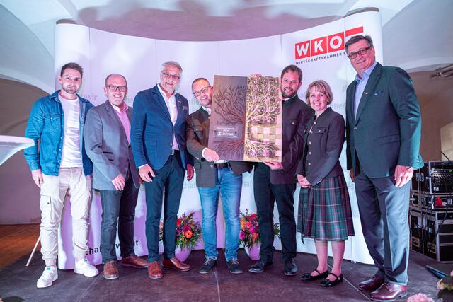 Verleihung des Regionalitätspreises 2024 (von links): Künstler Manuel Oman, Albert David von der Raiffeisenbank Jauntal, WK-Bezirksstellenobmann Rudolf Bredschneider, Michael Sattler, Christian und Sabine Sattler sowie WK-Kärnten Präsident Jürgen Mandl | Foto: WKK/Daniel Kattnig