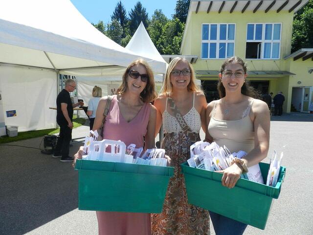 Mag Maria Nagler,Sandra  Köberl, Iris Strutzenberger,(Verteilten Geschenke von der Apotheke   an die Besucher)
