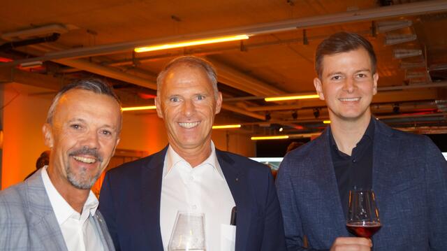 WK-Geschäftsstellenleiter Otmar Ladner im Gespräch mit Mario Kometer von der Sparkasse Imst und Lukas Hubert vom AT Thurnerbau in Imst.  | Foto: Johanna Tamerl