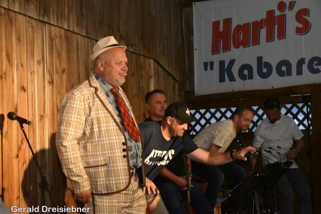 Gerhard (Harti) Mayer bei der Begrüßung  | Foto: Gerald Dreisiebner
