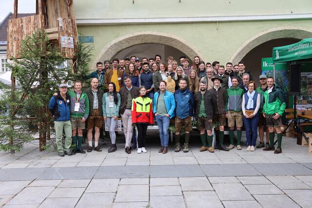 Das Team mit den Organisatoren und Ausstellern freute sich über großes Interesse beim "Walderlebnistag" am Hauptplatz, bei dem umfassendes Wissen über Wald- und Forstwirtschaft vermittelt werden konnte. | Foto: RegionalMedien