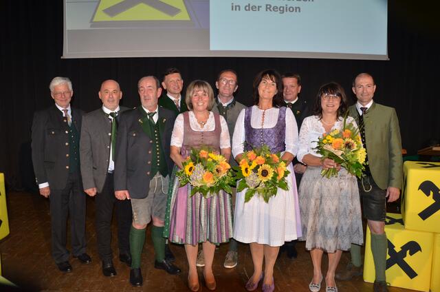 Die Jubilare mit den Geschäftsleitern Robert Liebminger und Reinhard Karl sowie Obmann Heribert Bogensperger und Aufsichtsratsvorsitzenden Josef Hainzl. | Foto: Oblak