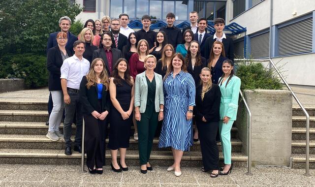 Die AbsolventInnen mit ihren ProfessorInnen Mag. Jürgen Müller, Mag. Gesa Buzanich, Mag. Manfred Wiedenhofer, Mag. Nicole Prandl, Mag. Stefanie Fleck-Fleischhacker, Mag. Jennifer Radnasich und Mag. Beate Heinrich sowie Dir. Mag. Sonja Hasler und Klassenvorständin Mag. Ramona Hedl.